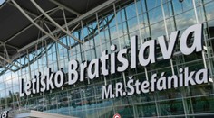 Osemnásť hodín na letisku v Bratislave. Dovolenkári sa nevedia dočkať svojho lietadla
