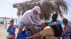 Bizarná situácia na pláži: Dôchodcovia sa pobili o slnečník