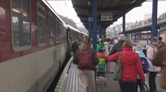 Slovensko opäť v pohybe. Do Bratislavy prichádzali celý deň preplnené vlaky z východu