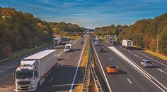 V susedných krajinách si za diaľničné známky priplatíme. Rakúsko navyše chystá novinku