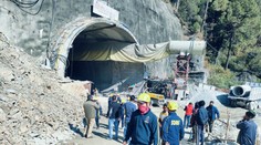 Robotníci, ktorí uviazli v rozostavanom tuneli v Indii, sú v poriadku