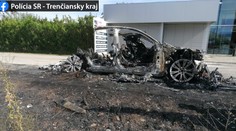 Požiar v Hornej Strede. Z luxusného vozidla takmer nič nezostalo