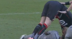 VIDEO: Nechutný faul pod pás! Mohol toto chlap chlapovi spraviť?