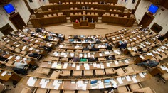 Poslancom zvýšia platy o tisíc eur