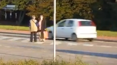 Nitrianske babky si veselo trkotali uprostred rušnej cesty