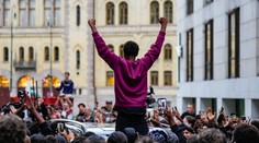 Vytrhli mu vlasy a skákali po aute. Youtuber prežil peklo pri vlastných fanúšikoch. Čo je to davová psychóza?