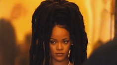 Rihanna si vyšla do mesta a pochválila sa obrovskými dredmi