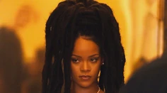 Rihanna si vyšla do mesta a pochválila sa obrovskými dredmi
