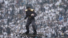 Novinka na futbalovom zápase: Loptu priniesol na ihrisko lietajúci muž