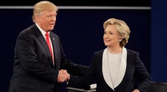 Trump tvrdí, že do Clintonovej mailov prenikla Čína hackerskými útokmi