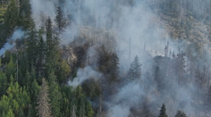 Už druhý deň bojujú desiatky hasičov s lesným požiarom na Horehroní