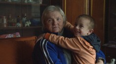 Prababka zachránila pravnuka pred detským domovom. Sama žije veľmi biedne