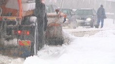 Sneženie komplikuje dopravu na strednom Slovensku: SHMÚ varuje pred závejmi, poľadovicou a výpadkami prúdu