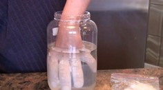 Pokus: Čo sa stane, keď vložíte ruku do horúceho ľadu?