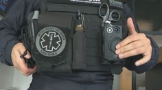 Policajná brutalita otvára otázku telových kamier. Politici ich sľubujú, problém sú peniaze aj odpor mužov zákona