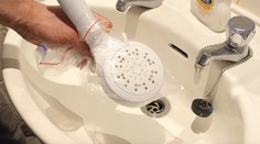 Super trik, ako sa zbaviť kameňa v malých dierkach v sprchovej hlavici