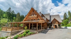 Po hrozivom požiari sú opäť na nohách. Hotel na Kysuciach otvorili