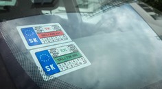 Nálepky technickej a emisnej kontroly už mali byť minulosťou. Tu je nový dátum, kedy ich zrušia