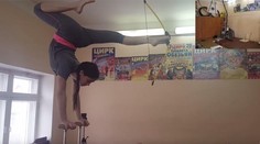 Len 12-ročná Ruska má nevídaný talent. Stojí na rukách a nohami strieľa z luku