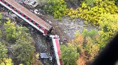 VIDEO: Šokujúca scéna z vtáčej perspektívy. Vyskočiť sa podarilo len jednému z rušňovodičov