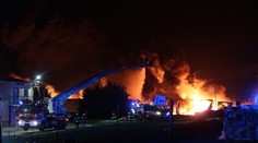 VIDEO: Veľký požiar pri Trnave. V plameňoch sa ocitla firma na recykláciu plastov