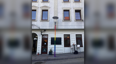 Stĺp na Zámockej ulici je opäť v dúhových farbách. Pri jeho maľovaní sa dvom ženám vyhrážali smrťou