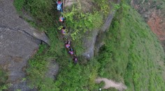 Malí školáci pri ceste zo školy denne riskujú život, zábery hovoria za všetko