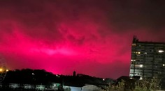 Mysleli si, že prichádza koniec sveta. Oblohu nad Anglickom osvetlila jasnoružová žiara