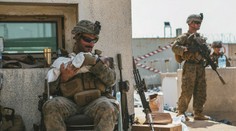 OBRAZOM: Americkí vojaci sa starajú o batoľatá. Niektoré prehodili zúfalé Afgánky cez plot letiska