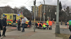 Smrteľná nehoda v Prahe: Na priechode zrazilo auto štyroch ľudí, dvaja neprežili