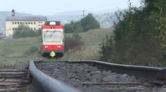 Už jazdia, no zatiaľ iba slimačím tempom. Švajčiarske električky na Horehroní „brzdia“ staré koľajnice