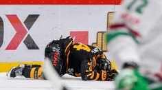 VIDEO: Tvrdý zákrok na hviezdneho obrancu vyvolal diskusiu. Rozhodca vysvetlil svoj verdikt