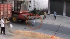 VIDEO: Chlapec sa druhýkrát narodil. Žacia lišta kombajnu minula jeho hlavu iba o centimetre