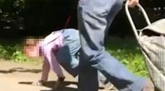 Znepokojujúce video. Žena viedla na vôdzke dievčatko