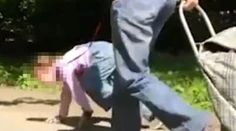 Znepokojujúce video. Žena viedla na vôdzke dievčatko