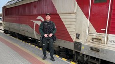 Policajt neváhal. Skočil pred prichádzajúci vlak a zachránil človeka, ktorý sa prechádzal po koľaji