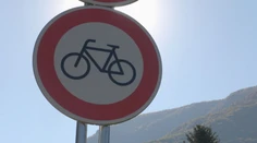 Bicykel si musia zbaliť do auta a prejsť do vedľajšej obce. Jazda na vynovenej ceste by bola nebezpečná