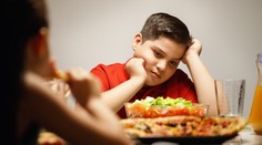 Chlapec dvakrát zavolal na políciu, lebo ho opatrovateľ nútil zjesť šalát