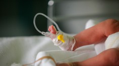 Češka rodila doma bez prítomnosti zdravotníka. Dieťa je vo vážnom stave na prístrojoch v nemocnici