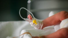 Češka rodila doma bez prítomnosti zdravotníka. Dieťa je vo vážnom stave na prístrojoch v nemocnici