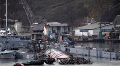 FOTO: Na Kryme sa potopil plávajúci dok aj s ponorkou