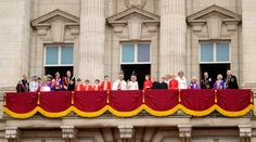 Kráľovská rodina na čele s Karolom pozdravila dav pred Buckinghamským palácom