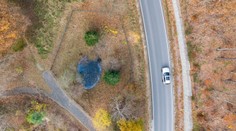 Muž pri kosení trávy objavil zlaté tehličky. Nechať si ich nemôže, aj keď sa majiteľ nenašiel