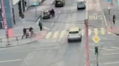 VIDEO: Z okoloidúcich sa v Bratislave stali hrdinovia. Keď mladú ženu na ulici napadol muž, neváhali zasiahnuť