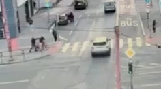 VIDEO: Z okoloidúcich sa v Bratislave stali hrdinovia. Keď mladú ženu na ulici napadol muž, neváhali zasiahnuť