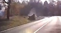 Desivé video od Popradu, ako sa prevrátilo auto. Ešte šokujúcejší sa zdal postoj policajtov