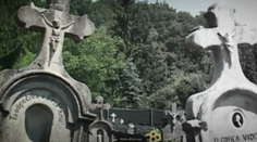 V dedine Hostie sa k sebe nakláňajú náhrobky nešťastných milencov
