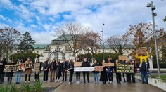 Študenti žurnalistiky vyzvali premiéra Fica, aby sa ospravedlnil novinárom. Zorganizovali protest