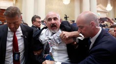 Pred tlačovou konferenciou Trumpa s Putinom vyviedli protestujúceho muža