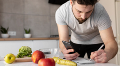 „Počítanie kalórií považujem za katastrofu,“ vraví odborník. Radí sústrediť sa na niečo iné